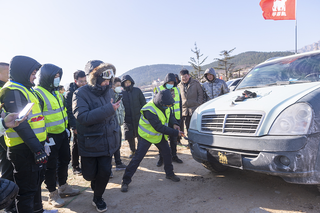 抡圆了只管砸，剩下的交给车