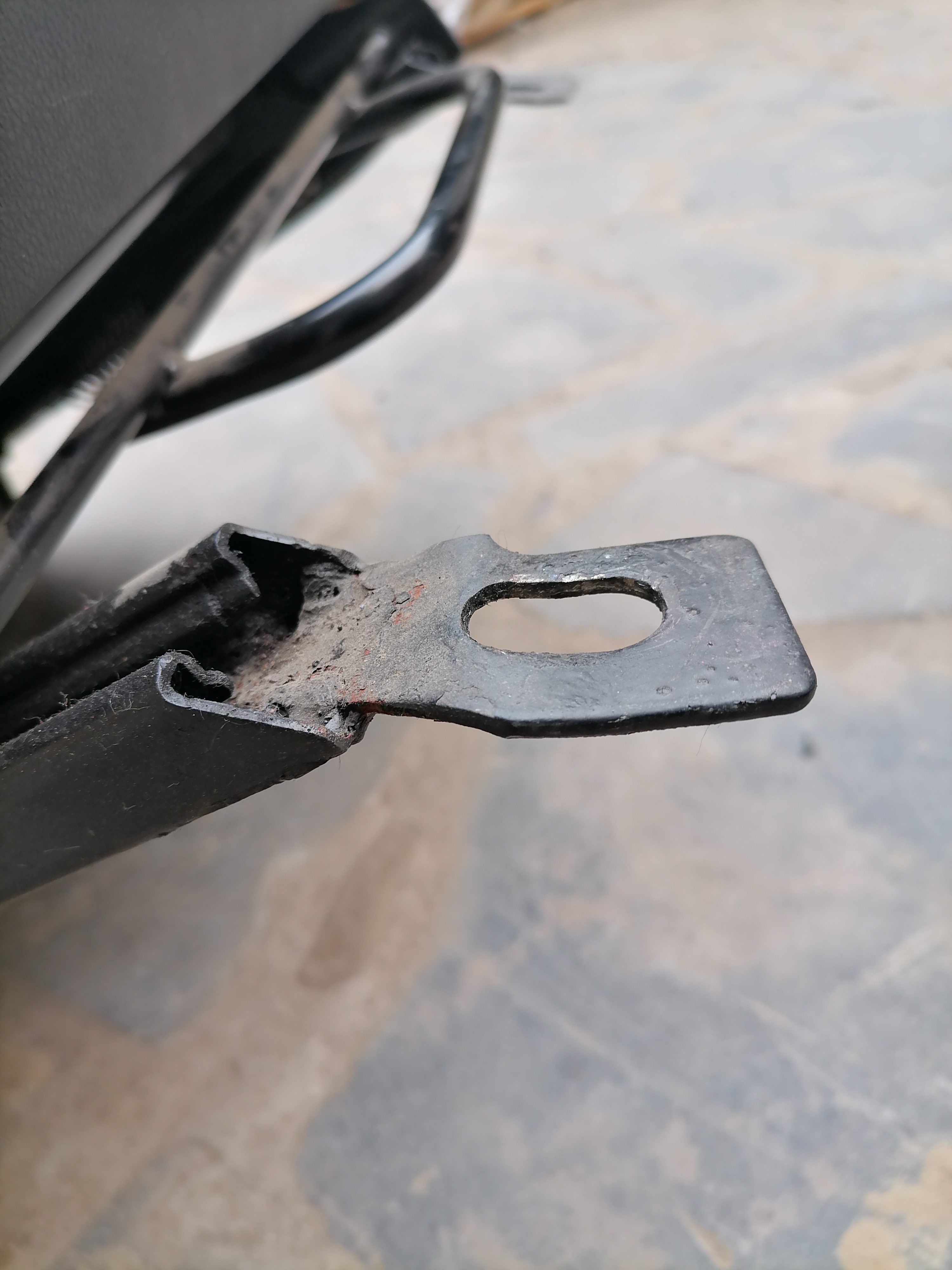 主驾改了椅脚，前头低了3厘米。