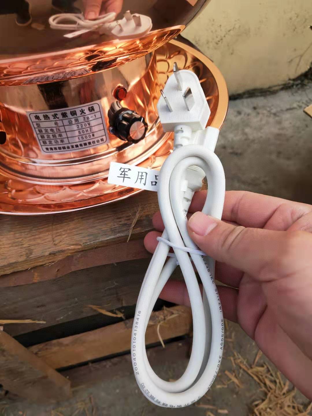 紫铜火锅实拍，

八一军用ZB-1公用紫铜火锅，34厘米的。由青海铜业发现有限公司生产，净重2.95公斤。
 ...