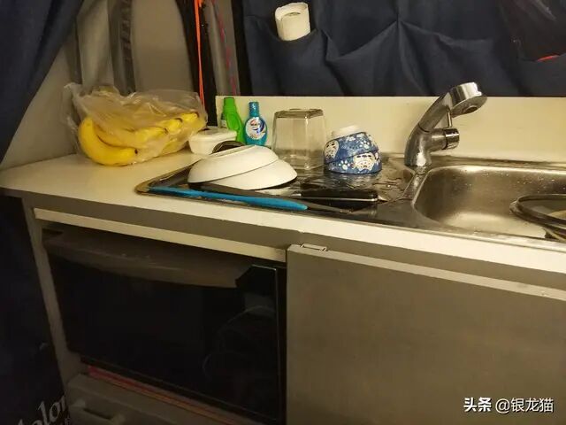 手工洗碗后，沥水