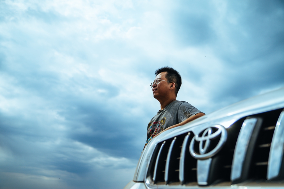 请摩托小哥帮我拍一张照片，信手拈来的水准就很一流。