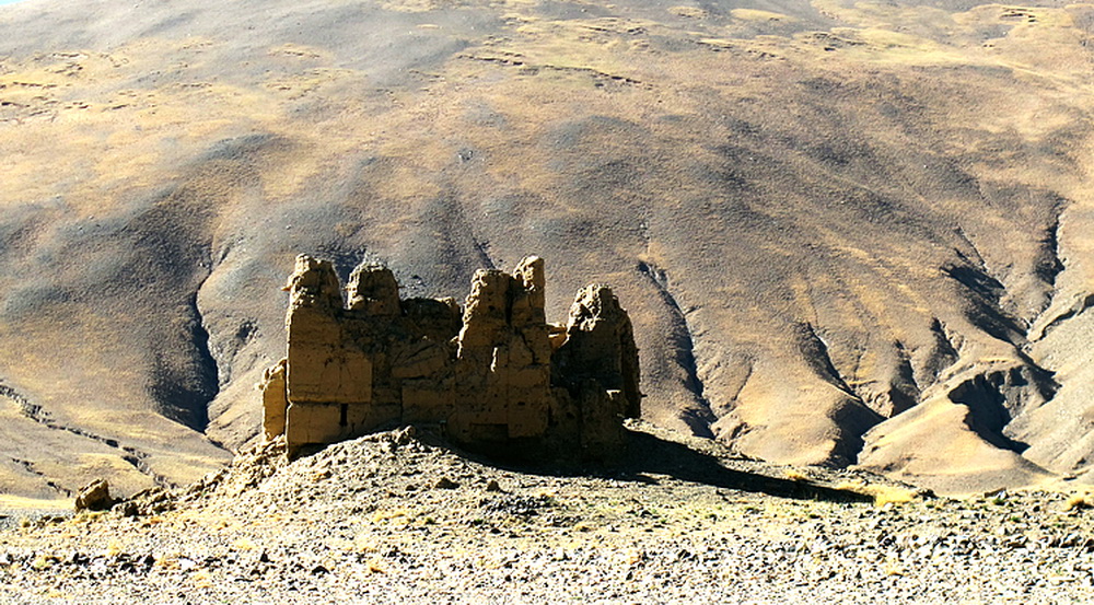 山脚下的碉楼遗址。