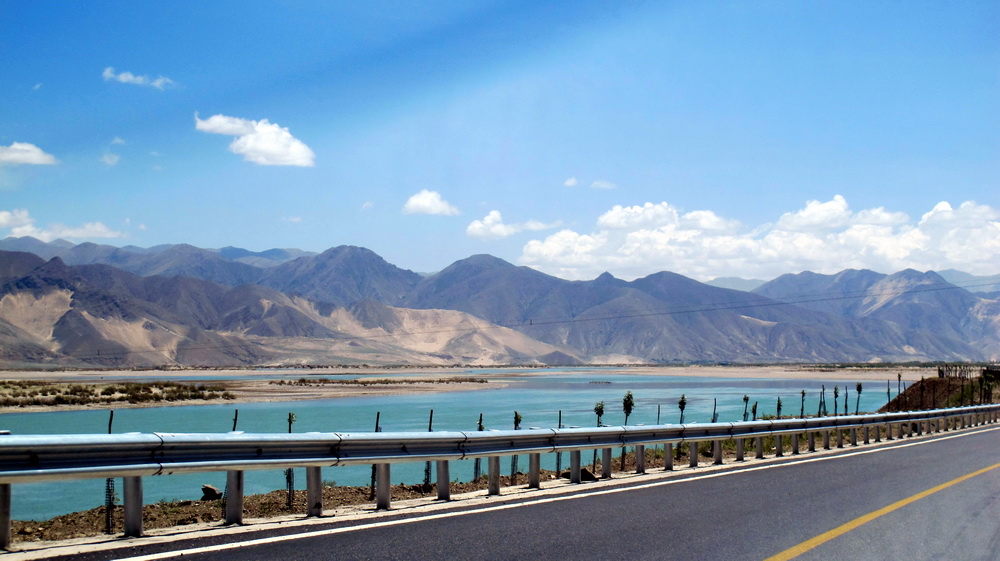 沿雅鲁藏布江行。