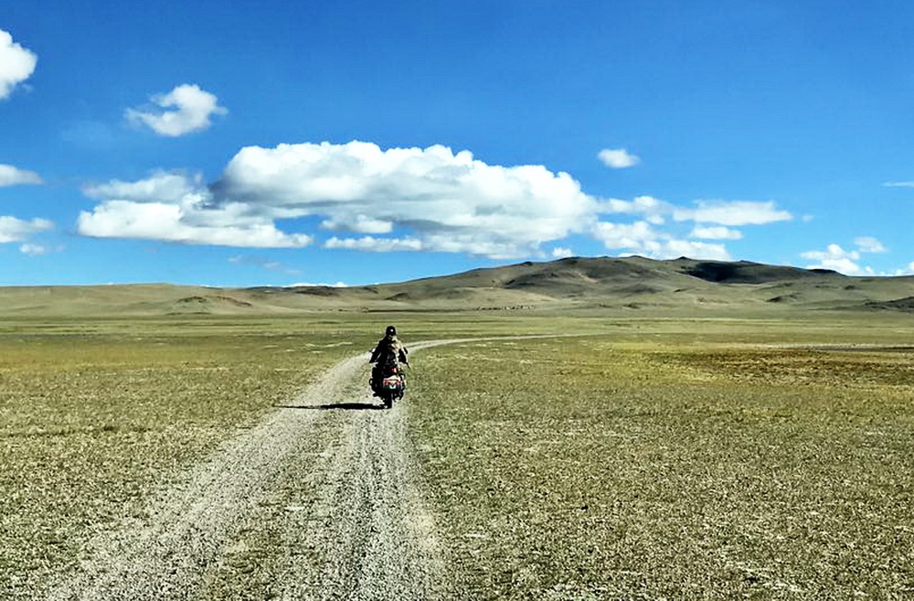 在茫茫草原上，手机导航真不给力，时而直行，时而调头，车辙繁多，不知所措！又怕陷车，迫不得已，只好请人 ...
