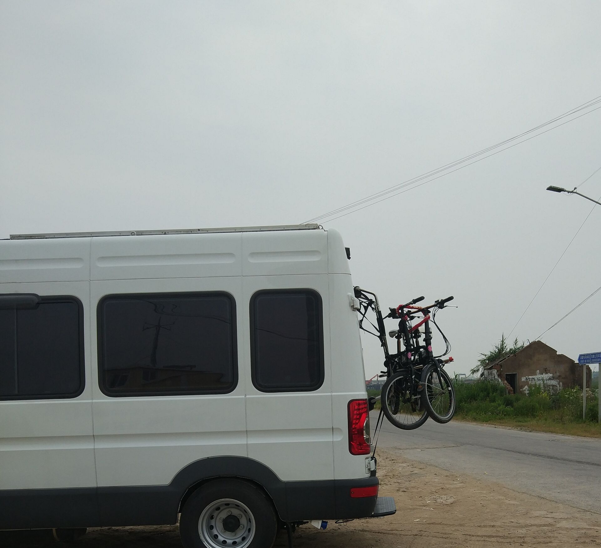 这是我出去玩的时候带了2辆折叠铝合金的电动自行车，架子是可采拆卸的不锈钢自行车车架 ...