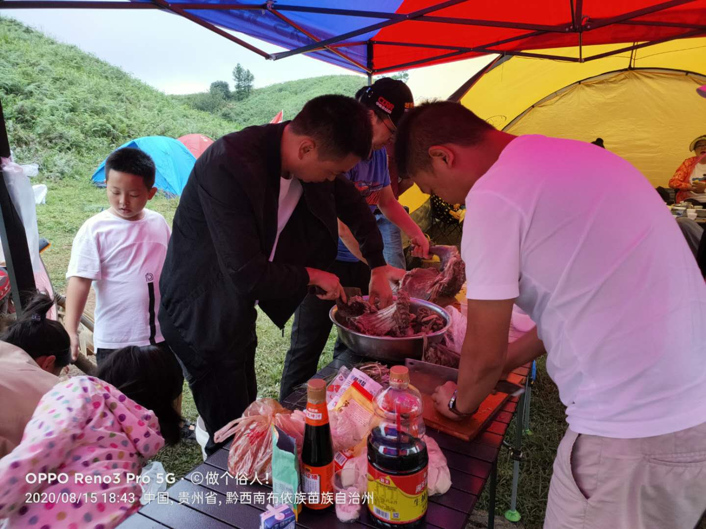 每个人都在忙碌着，帮着准备待会的晚饭
