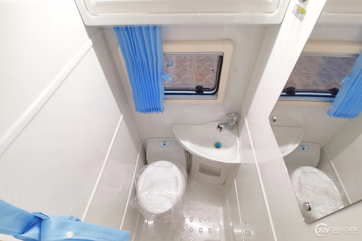 独立卫生间。进口可以旋转的马桶。