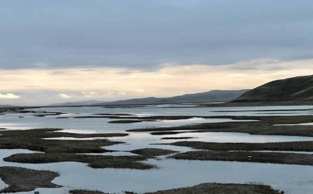         在玛多县城附近见到黄河。她与蓝天白云相映衬，多姿多彩，平静祥和，太美了！她此时的气质与中下游 ...