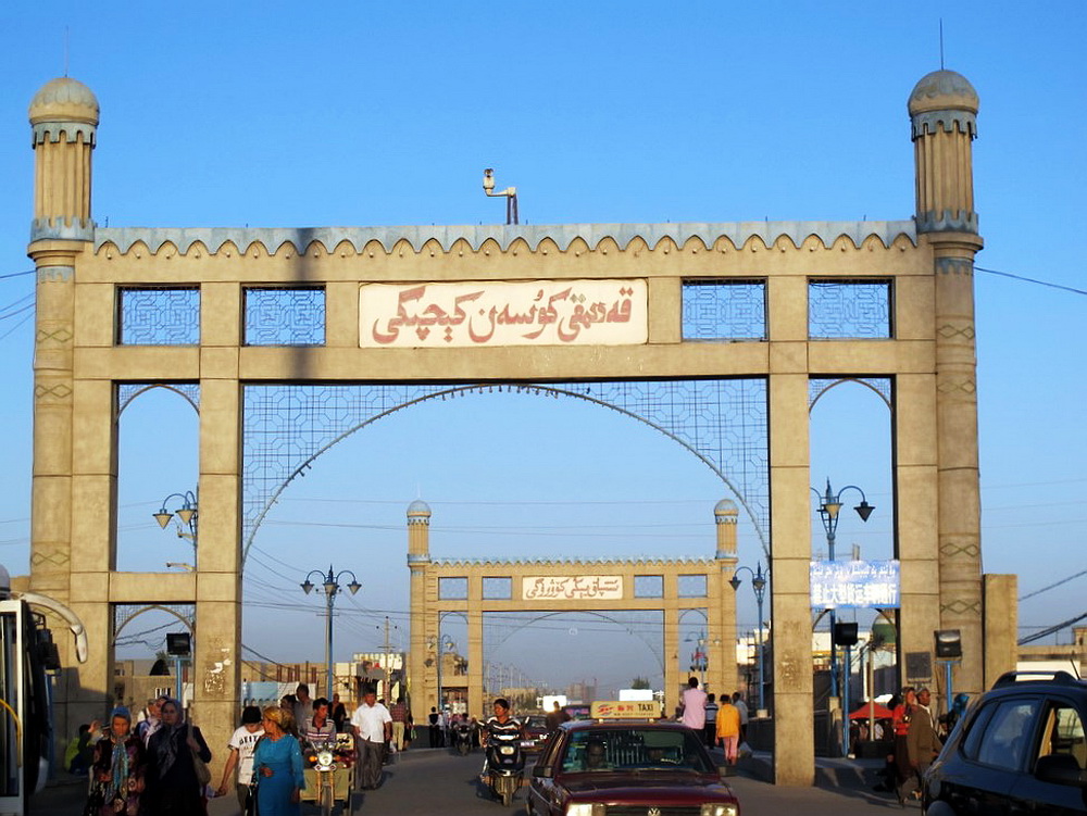 可见大桥两端的双牌坊。