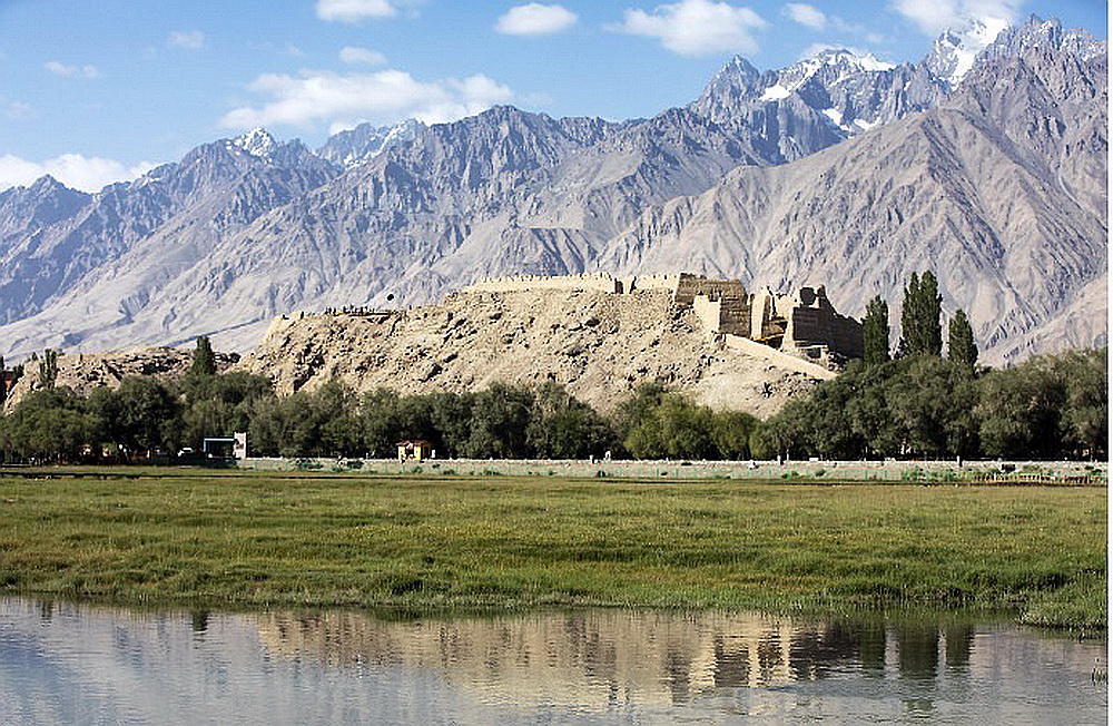 塔什库尔干河湿地仰望石头城。（摘自网络）