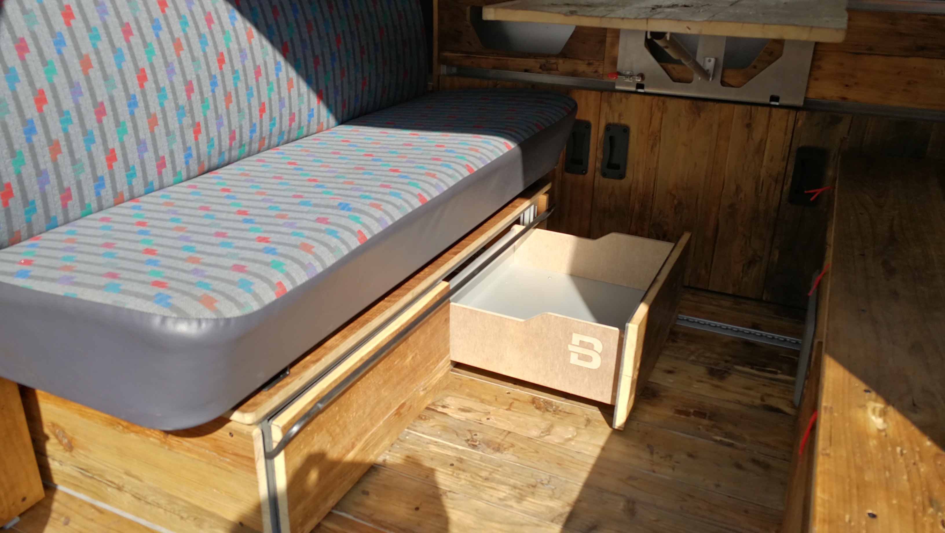 座椅底座下的空间不舍得浪费了，做抽屉。