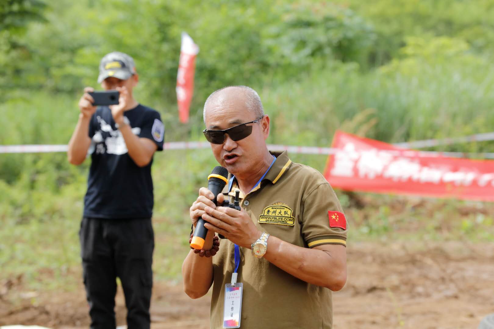 公牛哥在讲着比赛规则。