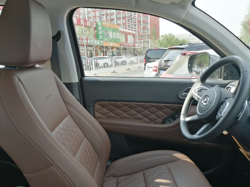 还有就是炮的内饰舒适性很好，大面积都是皮质的包裹，而且座椅宽大包裹感十足，坐上之后真的很舒适，一点不 ...