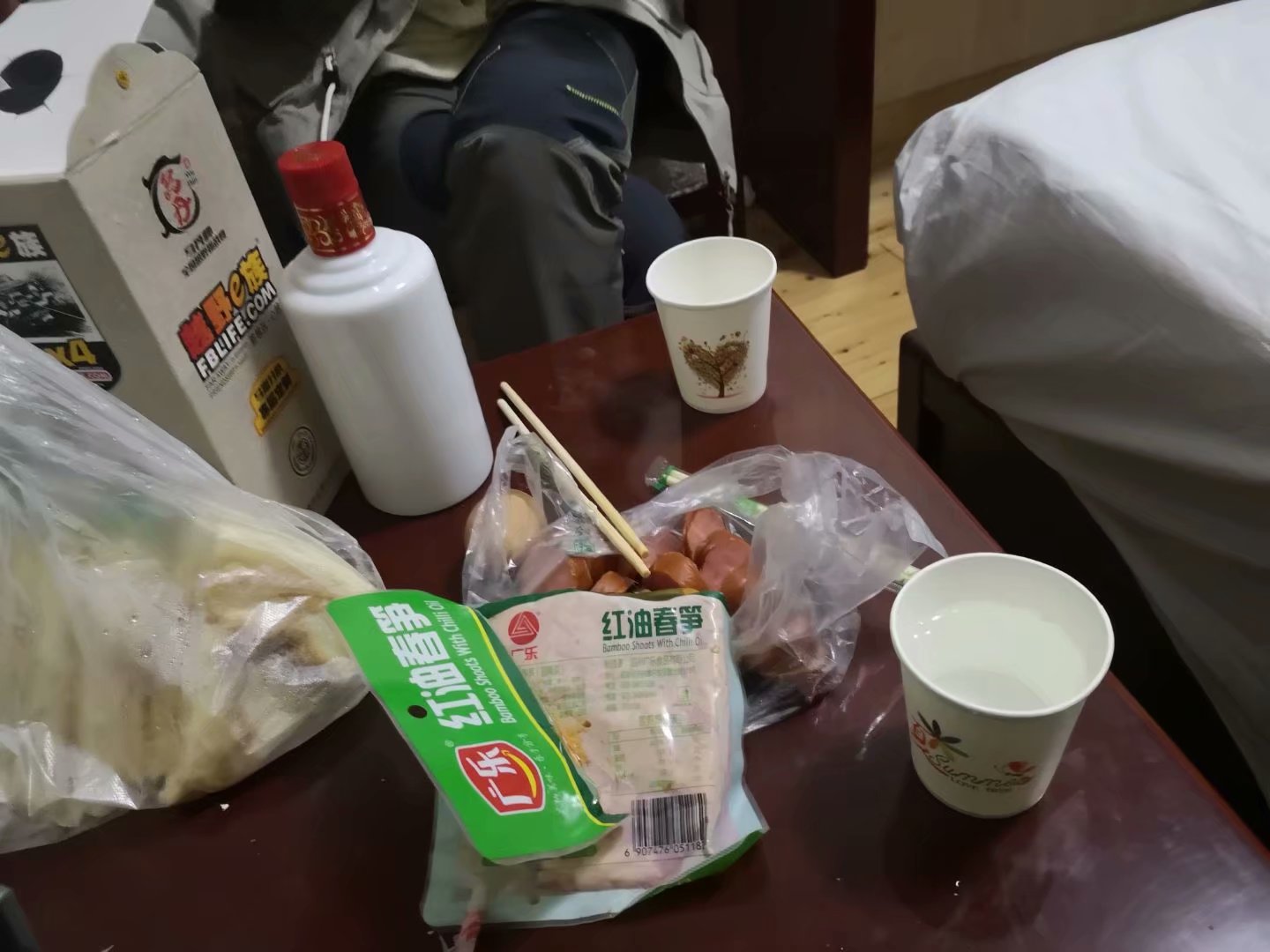 直到八点多太阳下山，我们才返回客栈，三人开始在房间聚餐，做了醪糟蛋花粥，两人小喝了几杯，客栈旁的餐厅 ...