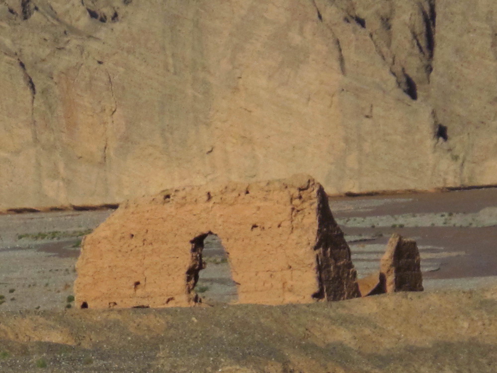 库车河旁的遗址。