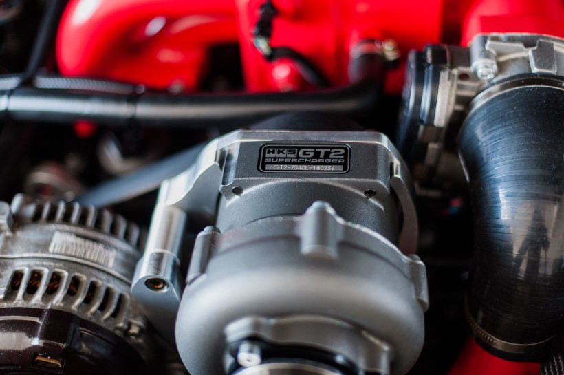再经过强化管路直接进入到HKS的GT2系列机械增压本体，空气在增压之后便直接进入到了中冷器。 ...