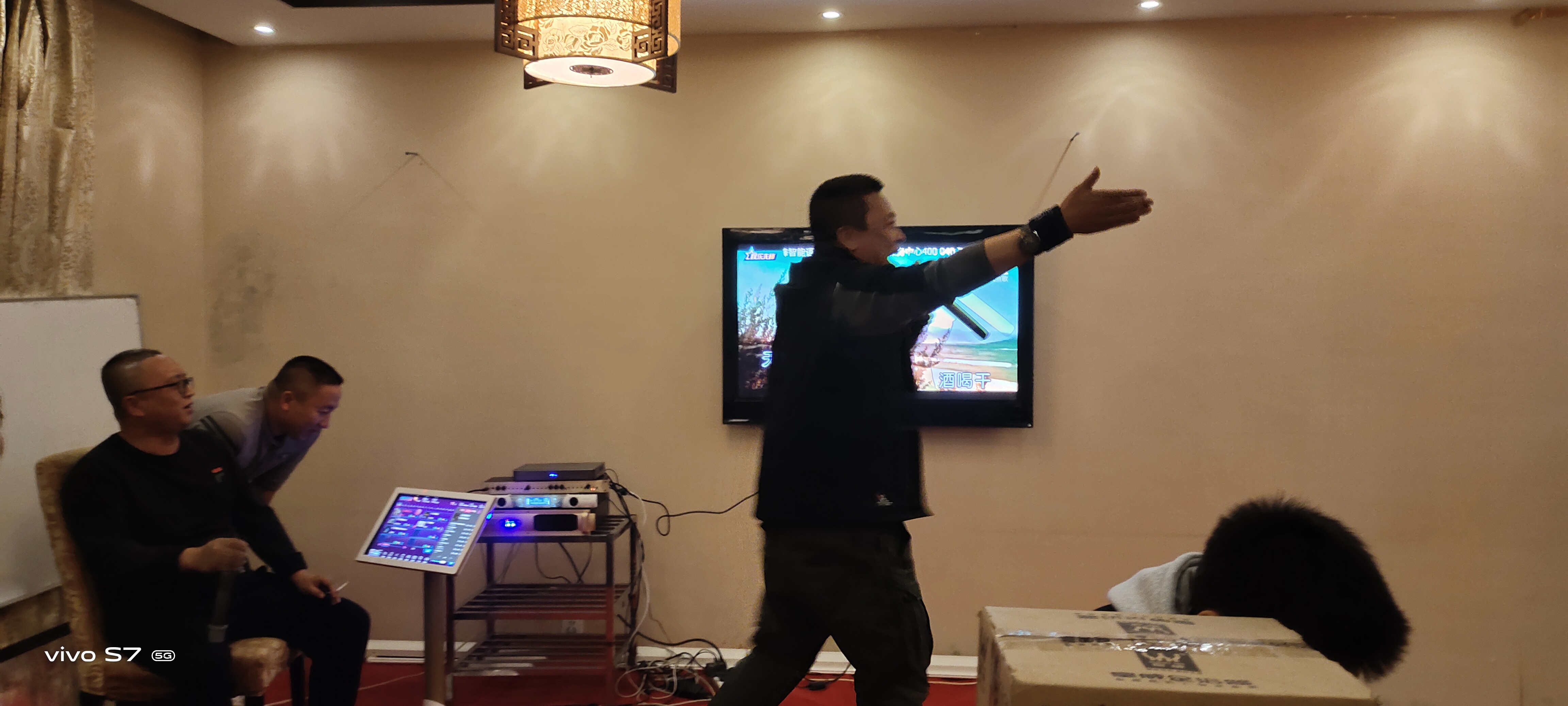 车主在唱卡拉OK