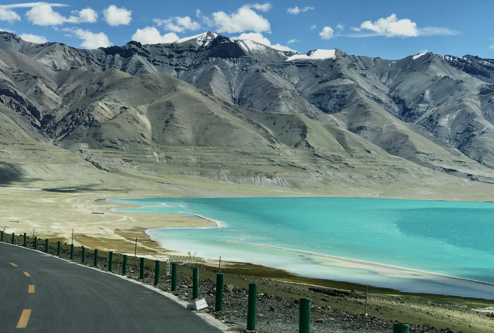 当穹错浅水区的翡翠色。