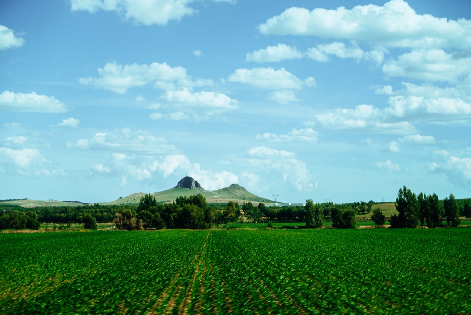 走过翁牛特看到很多这样突兀的石头