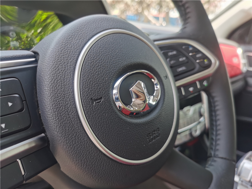 多功能方向盘握感很舒服