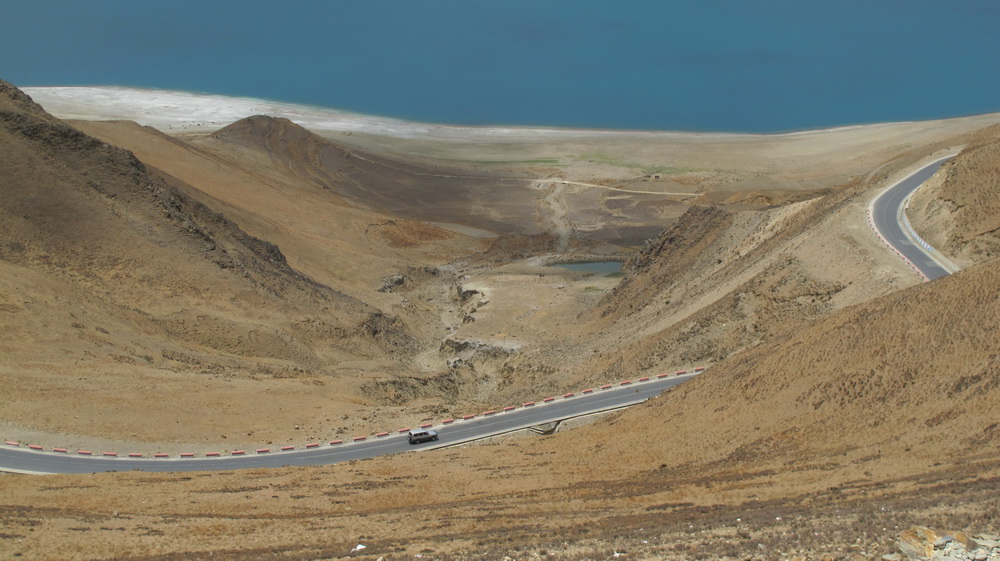 羊卓雍环湖公路。