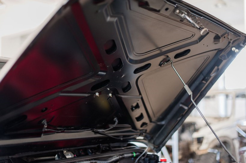 同样是为了方便拆卸，牧马人的机盖也并没有啥液压撑杆，要将机盖支起来也不是特别方便。

越野车因为自身结 ...