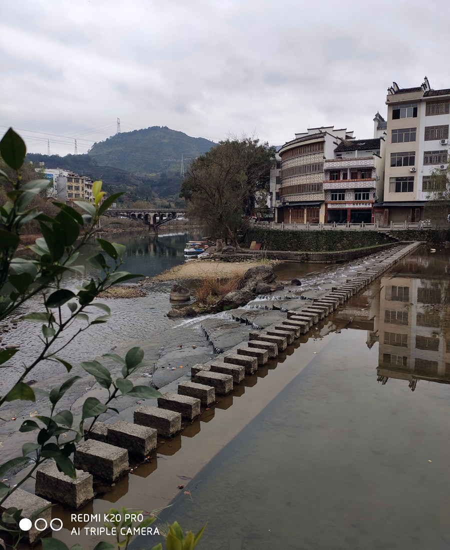 碇步除了能供人通行外还有减缓水流速度从而保护桥基的功能