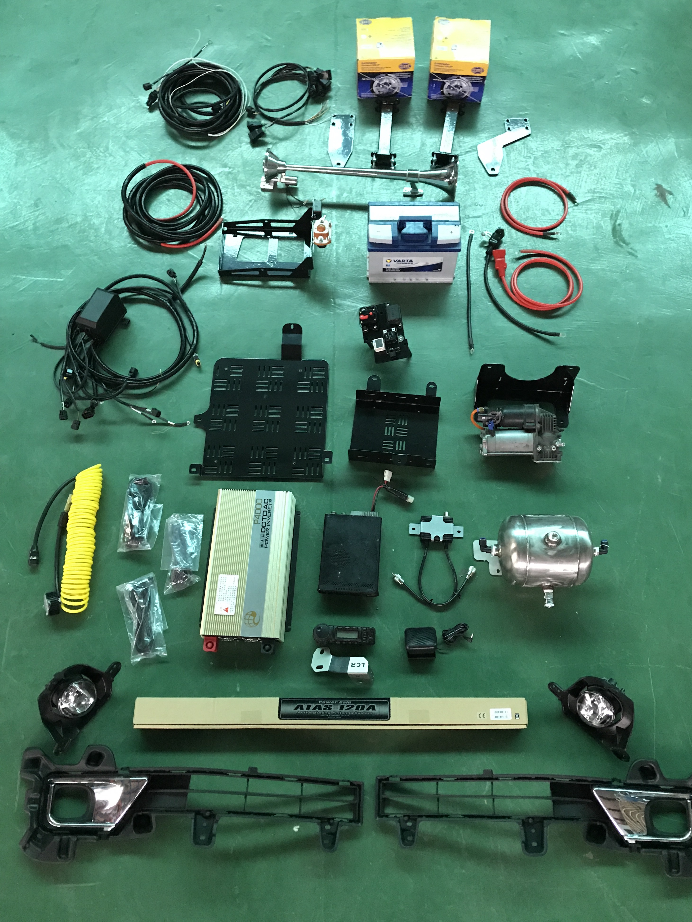 图片上中间大黑色的方块就是逆变器的支架。当时上面预留了很多长条孔，就是为了方便安装设备 ...