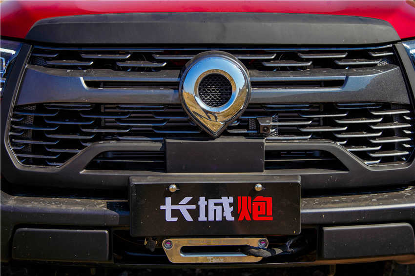 在车牌照下方原厂自带绞盘，即使身处险境也能进行自救脱困。