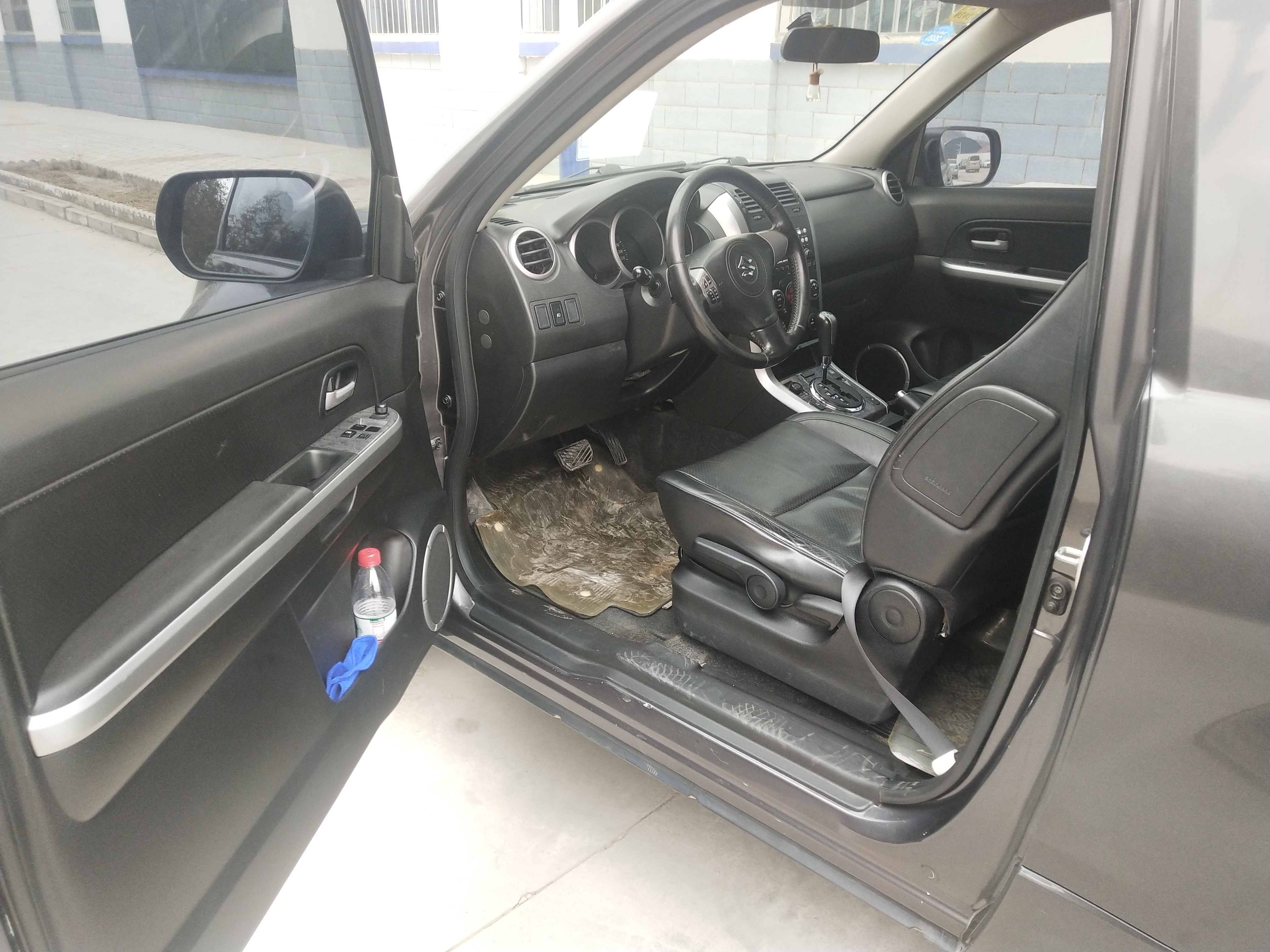 原车主装的方向盘套，取掉后方向盘外圈给磨了一圈。等疫情稳定装个定制方向盘套。 ...