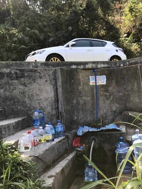 兜兜转转的小路和山路，来到取水点。这里的水质很好。用来泡茶特别香滑。 ...