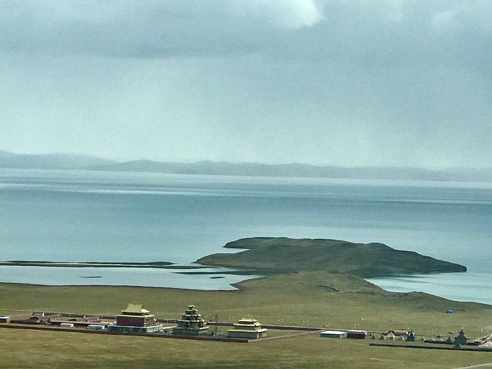 





 据说这里是松赞干布迎娶文成公主的地方。641年（唐朝贞观十五年），文成公主嫁入吐蕃，松赞干布从逻 ...