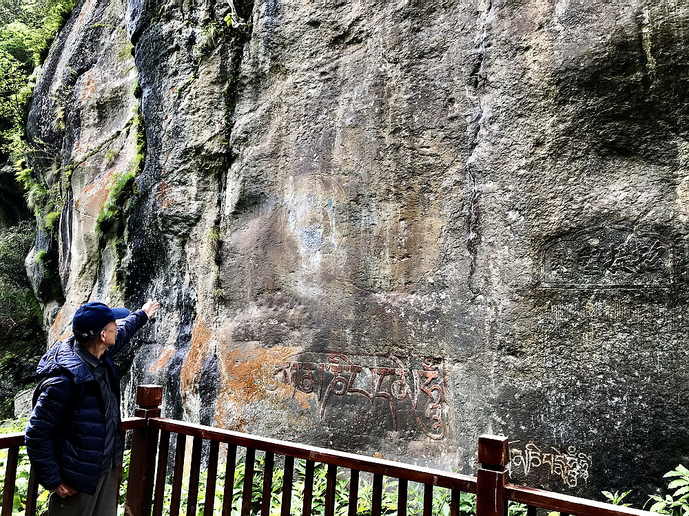 众里寻他千百度，她却在灯火阑珊处！