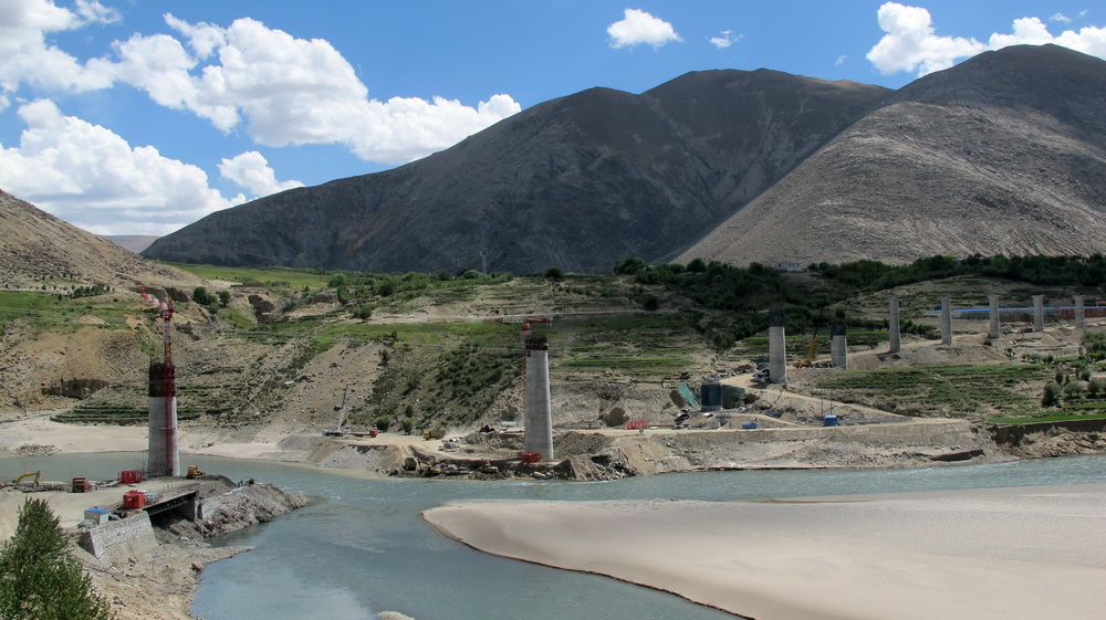 中铁十二局承担拉日线工程。