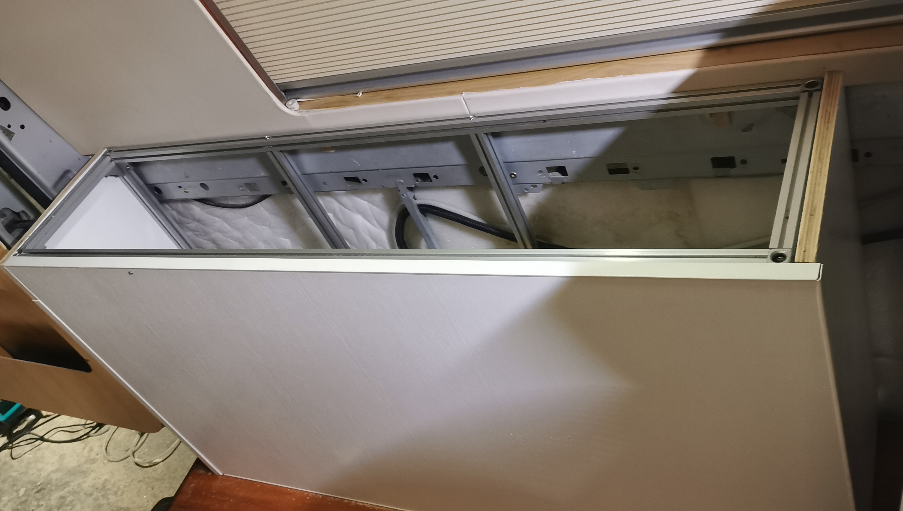 骨架外用生态板包裹。