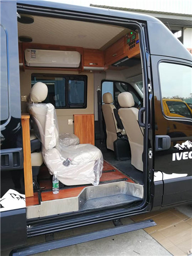 卡座座椅是4座布局，都换成了带滑道的奔驰座椅。