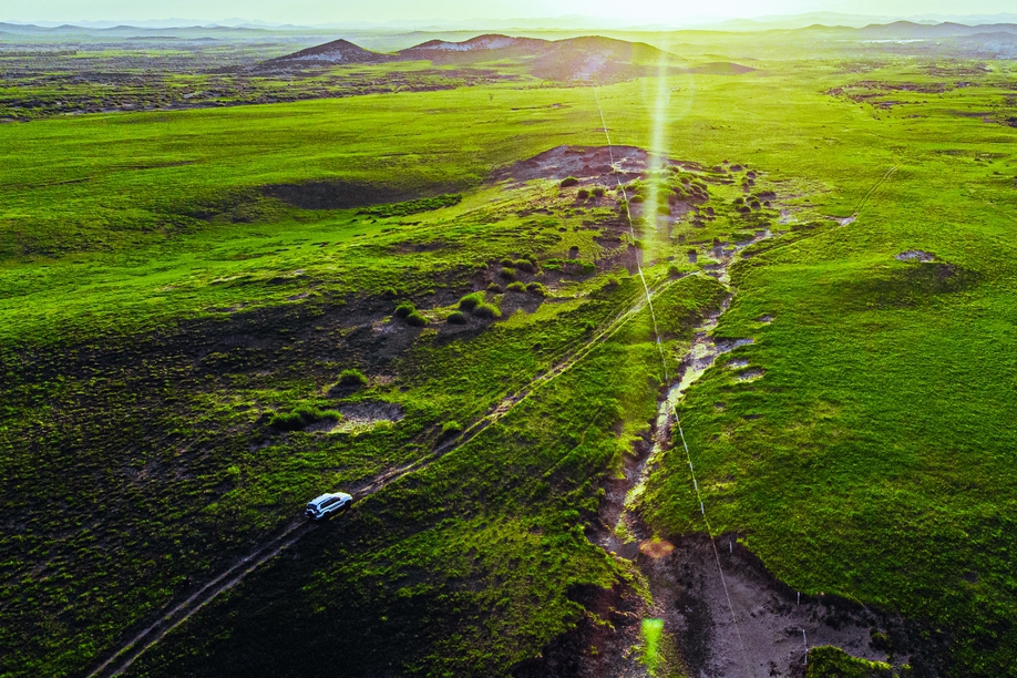 夕阳西下，马儿都放学了，只有我留在这