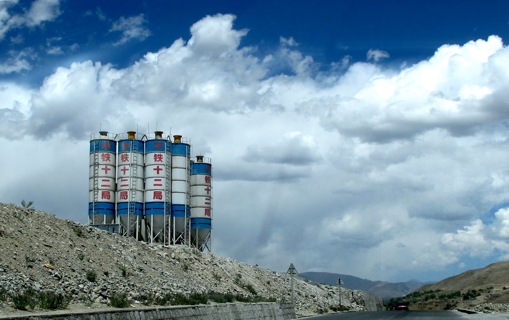 中铁十二局承担拉日线工程。