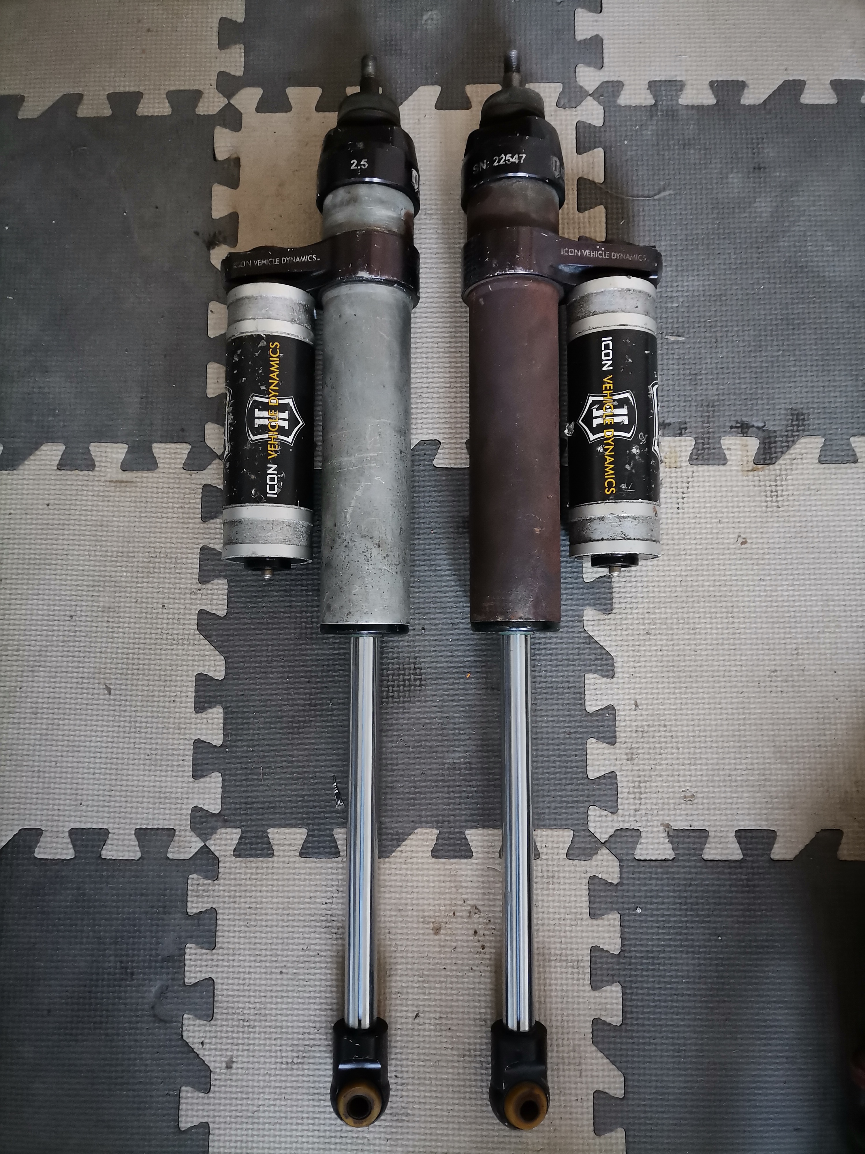 ICON后2.5管径一对，4英寸左右合适，相比于小FOX，阻尼更大，更适合暴力驾驶，外观如图，性能完好，价格220 ...