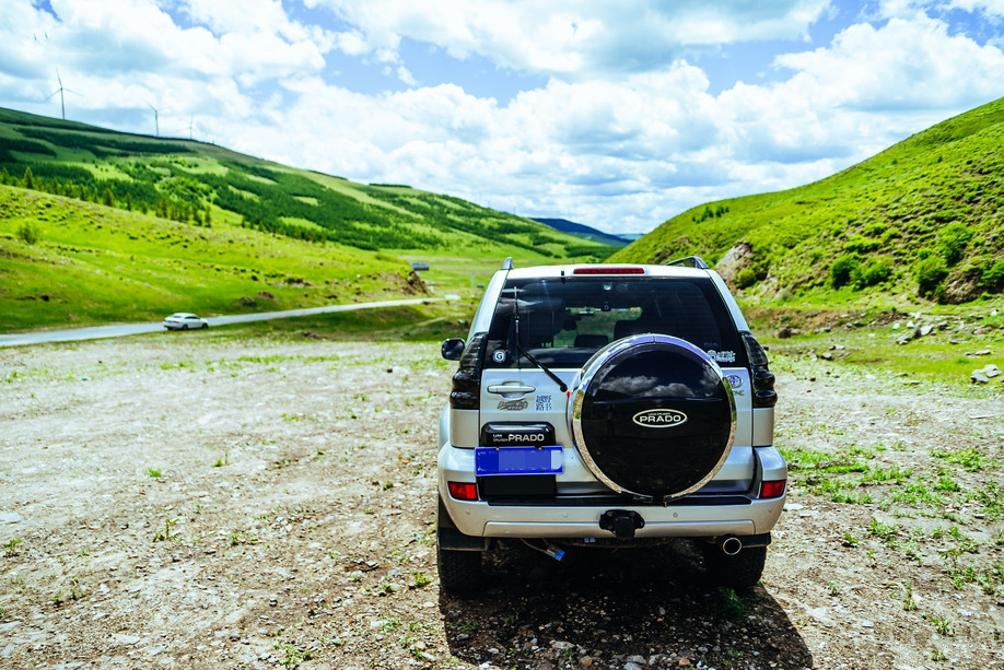 后面的绞盘接口由于在老掌沟的剧烈颠簸耷拉了，后来塞到了备胎旁边
