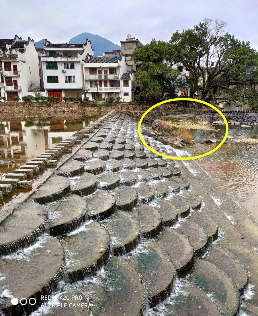 水潭中央这块凸起的石头叫作“蟾蜍跃水”