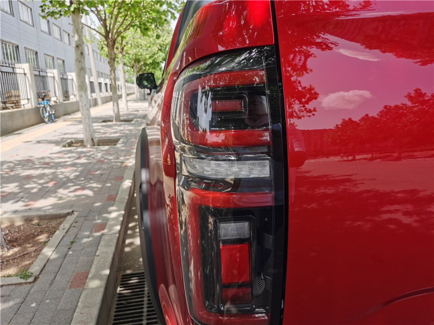 竖状的尾灯，在皮卡上经常配备，据说是为了把尾灯装在更高的位置，让后方车看的更清楚。 ...