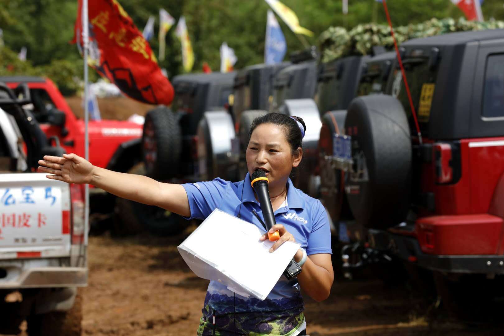 无私奉献的丁丁姐裁判员顶着太阳为大家主持比赛，保证比赛的公平公正。