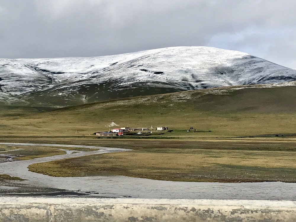 途中时时能看到扎曲河的身影，流经十二道班。