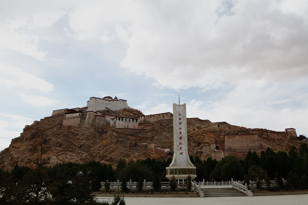 黄昏时分赶到江孜宗山广场。（红河谷描述的英雄城）