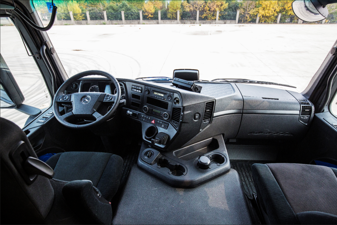 重新设计的驾驶室，更加符合人机工程学，中控台45°倾向驾驶员，便于驾驶中的操控，提升安全指数。 ...