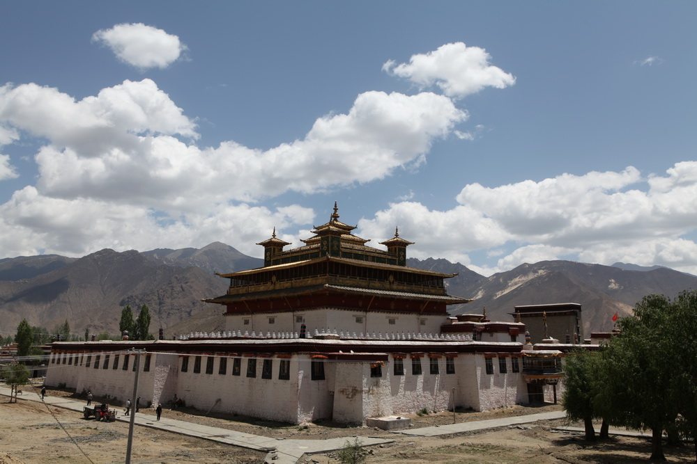 桑耶寺的核心建筑乌策大殿。一座梵、汉、藏合璧的三层建筑，底层为藏式，中层为汉式，顶层为印度风格的结构 ...