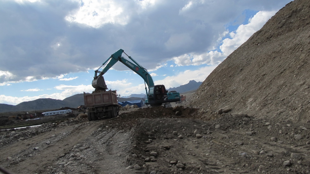 遇318川西段修路，频繁下车用铁锹。