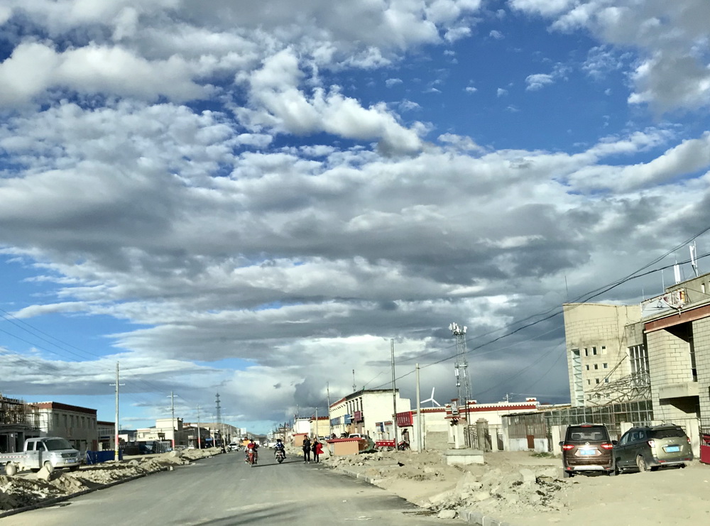 措勤县正在热火朝天地基建，像个工地。