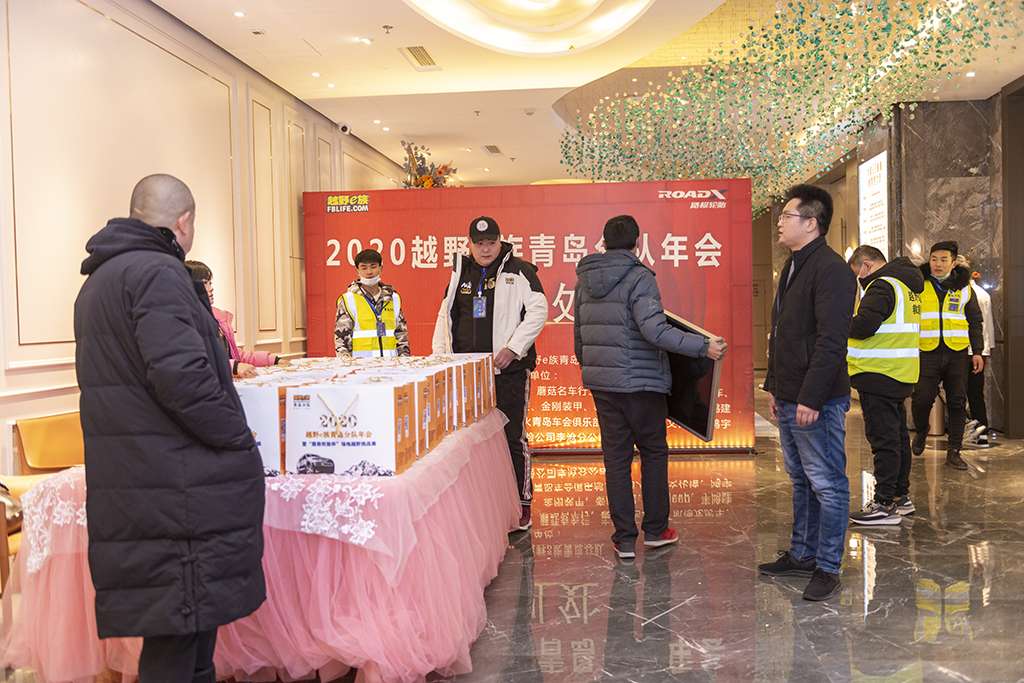 年会的幕后工作人员在前台忙碌。